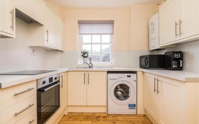 Sunny & spacious Royal Mile apt dating from 1677