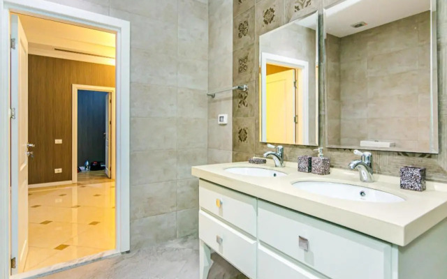 Apartment near Four Seasons