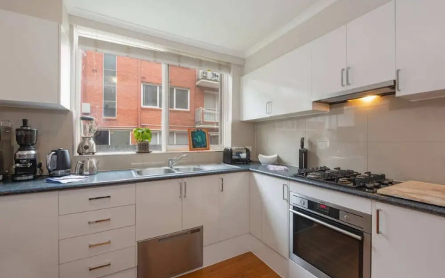 Light 2 Bedroom Apartment in Elwood With Balcony
