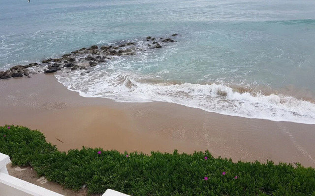Pebble Luxury Suite by the Sea