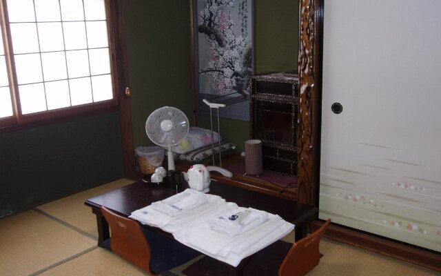 Takama Guest House - Hostel