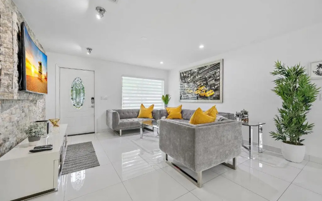**Modern 3Bedroom W/ Stunning Backyard Area**
