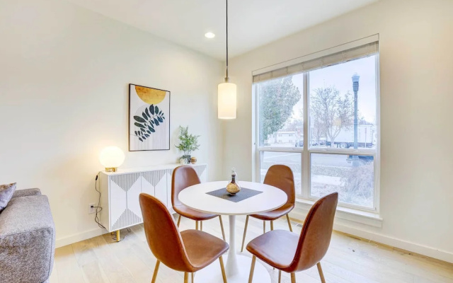 Beautiful Townhome - Steps to Downtown Boise!