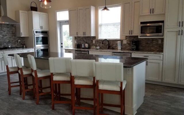 High Tide 7 Bedroom Apartment by BnD