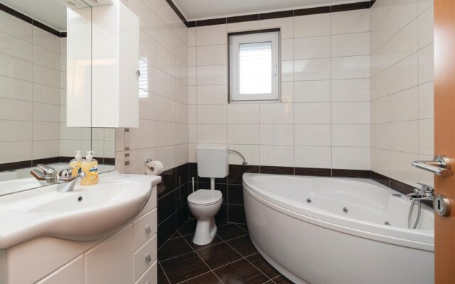 Amazing Home in Zdrelac With Wifi and 6 Bedrooms
