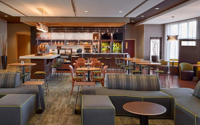 Courtyard by Marriott Kingston Highway 401/Division Street