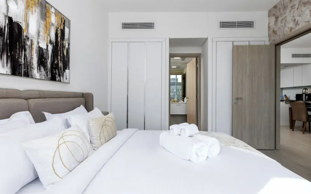 Waves - Urban Chic 1BR Apt With Maid