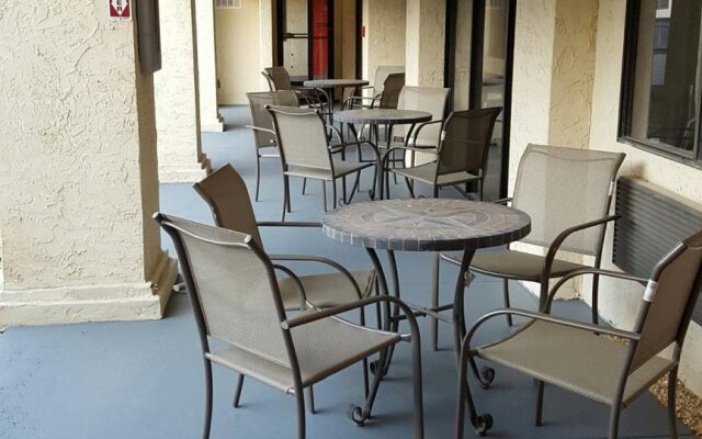 Tricove Inn & Suites