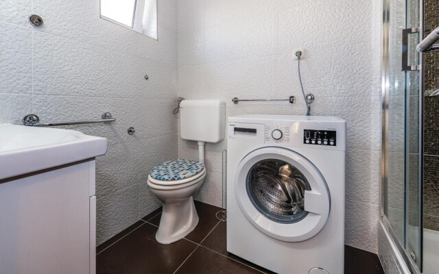 Beautiful Home in Brodarica With Wifi and 4 Bedrooms