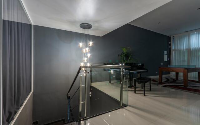 Luxurious Villa. Overflowing Pool 100 Meters From the Beach