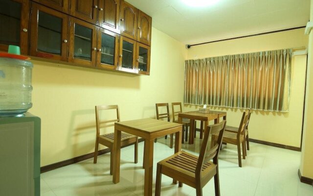 100 Moon Inn