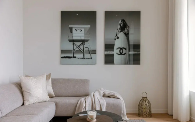 Stunning Seafront Apartment With Modern Comforts and Dike Views