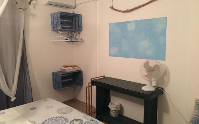 La Colline Bed & Table
