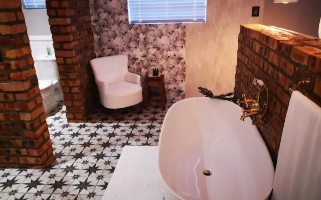 Oak Falls Accommodation