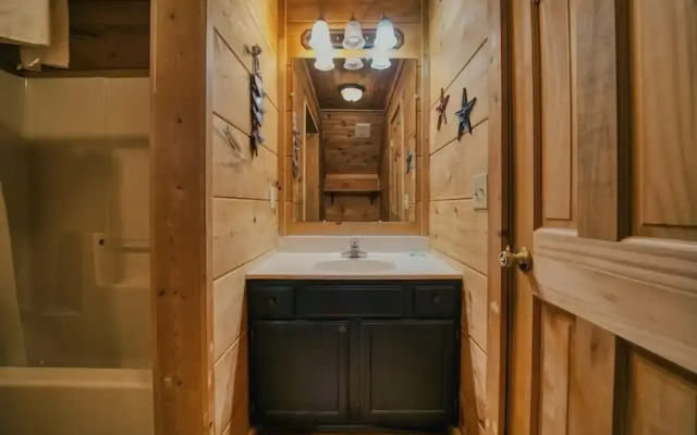 Cabin in Nature w/ Hot Tub & Games!