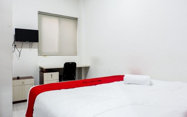 RedDoorz near Ahmad Yani Airport 2