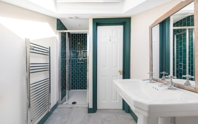 Green Retreat On Askew Crescent