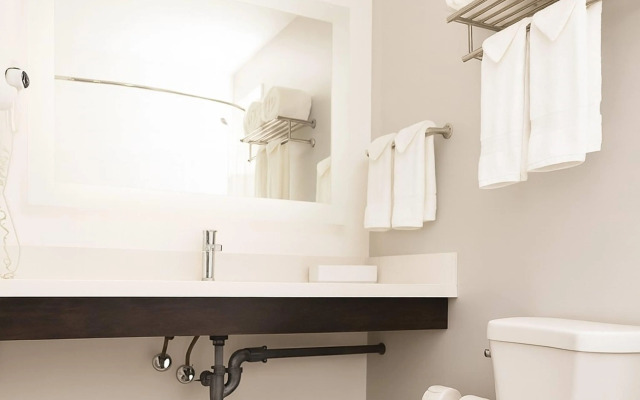 Travelodge by Wyndham LAX