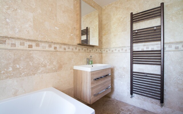 Deluxe 2/3 Bed Hottub Skytv