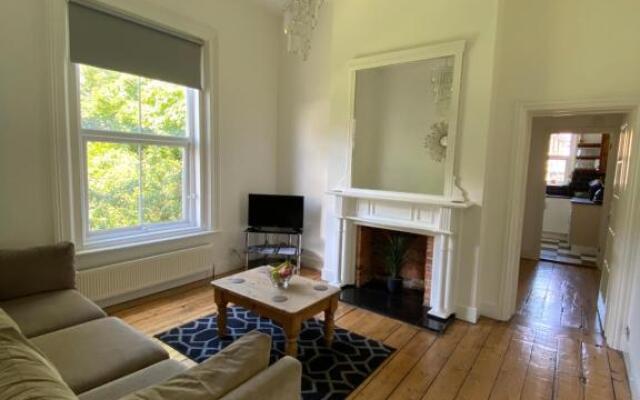 Lovely 2 Bedroom Flat Wifi Close to the beach