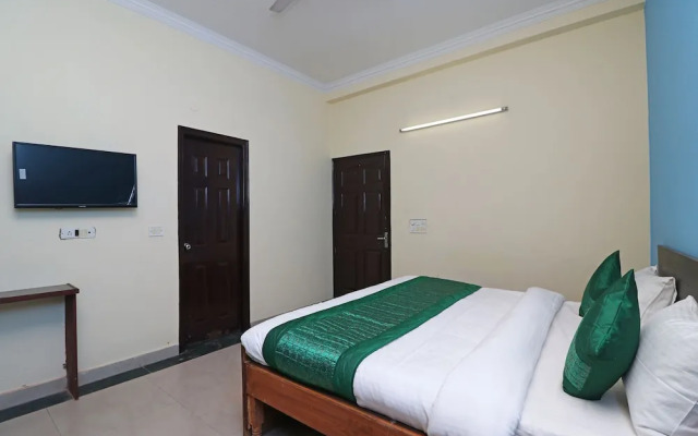 OYO 10759 Hotel Golden Nest