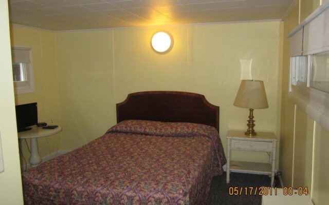 Colonial Motel Suites