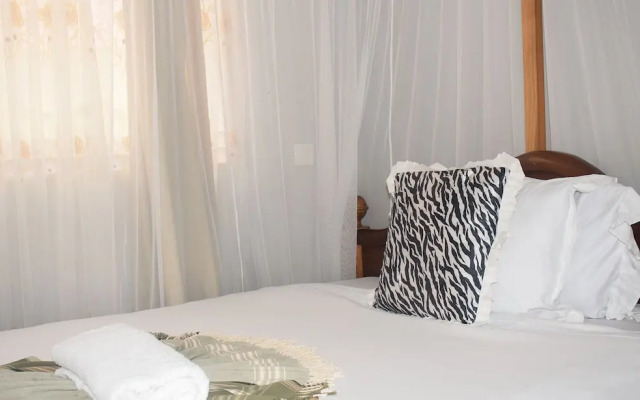 Mzunguu Safari Lodge