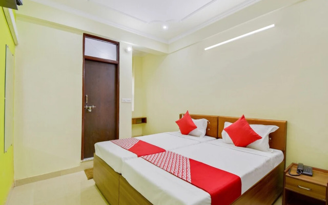 OYO Flagship 80569 Hotel Rishabh Inn