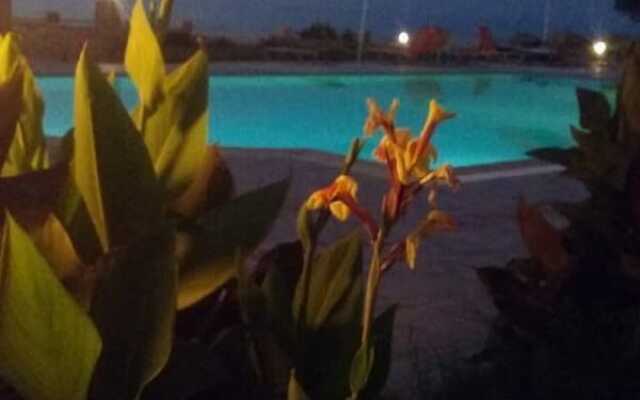 Chrisanna Apartments & Studios