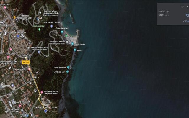 The painted house, nei vicoli di Sirolo