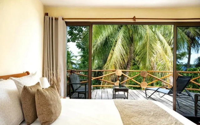 Lagoon Front Hut