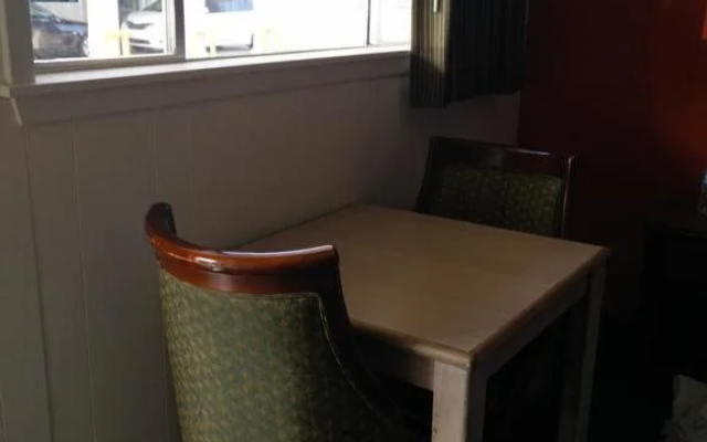 Burton's Gatehouse Inn