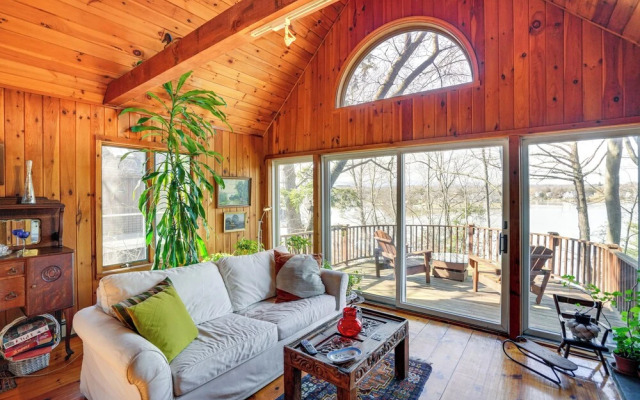 Stunning Lake & Mtn Views: Cozy Catskills Cabin!