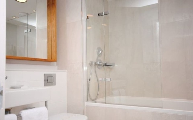 3 The Salterns, Chichester 402395