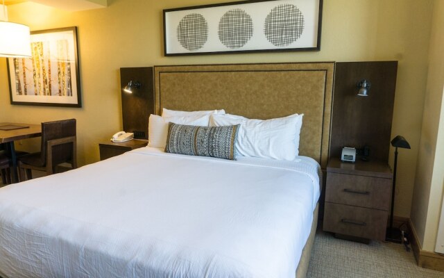 Grand Summit Hotel, a Ski in/out by RedAwning