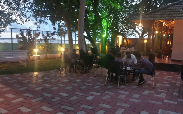 Saro Lake County Hotel