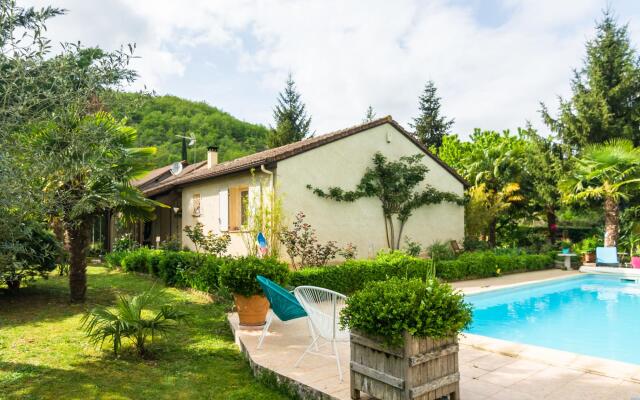 Comfy Holiday Home In Espère With Private Pool