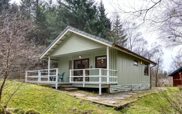 Otter With Mountain View and Enclosed Decking