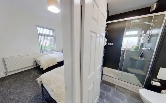 Salford-house-sleeps6-parking-garden-wifi