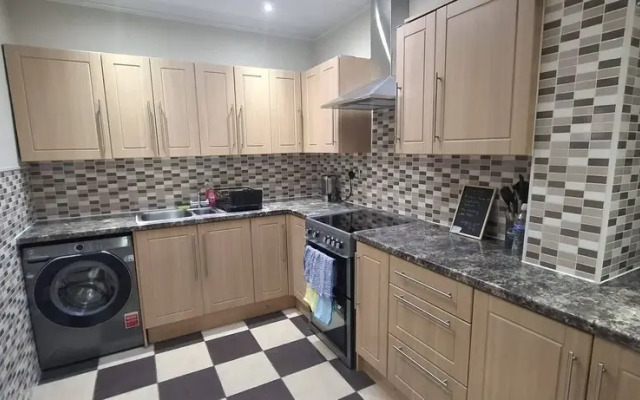 Spacious 3 Bed 2 Baths Free Wifi Central Location