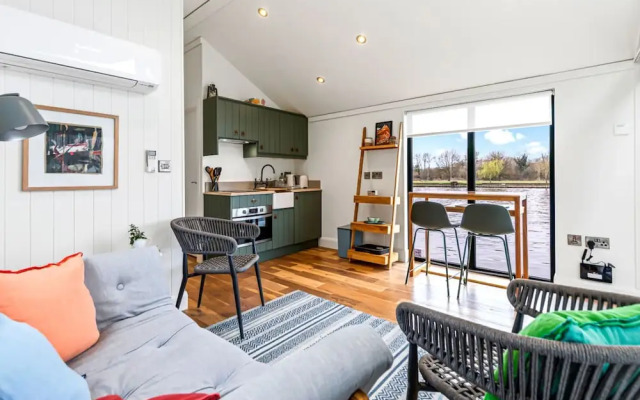Ondine Houseboat on the Thames - From 160 Per Night