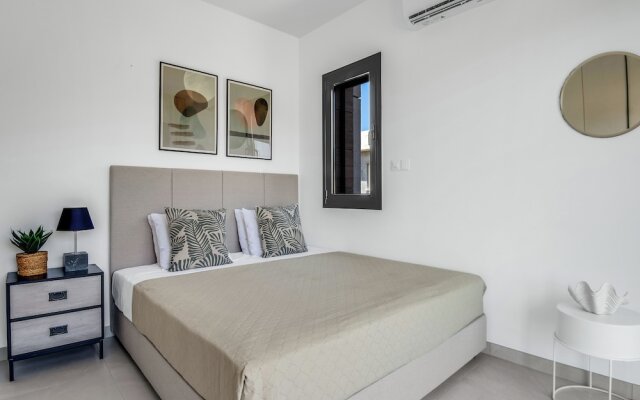 Sanders Elgio - Generous 2-bdr Apt w Balcony