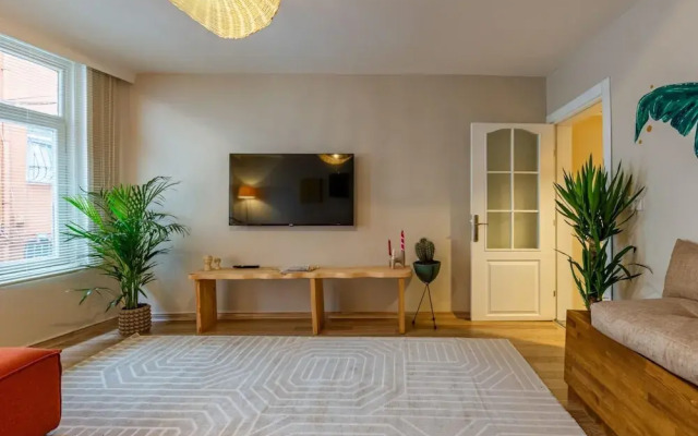 Missafir House With Refreshing Garden in Besiktas