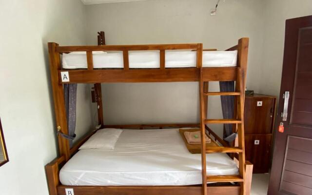 Suwardika Homestay and Dormitory - Hostel