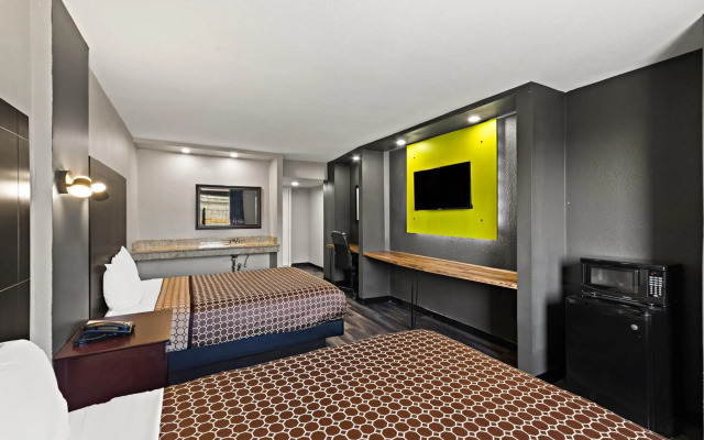 Rodeway Inn & Suites Downtown North
