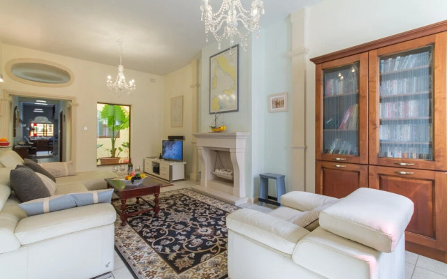 Well Located Townhouse & Courtyard Kalka