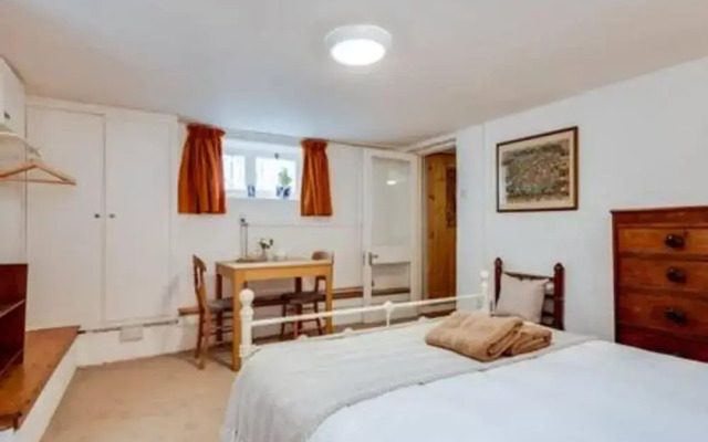 Basement Studio in Summertown With Kitchenette