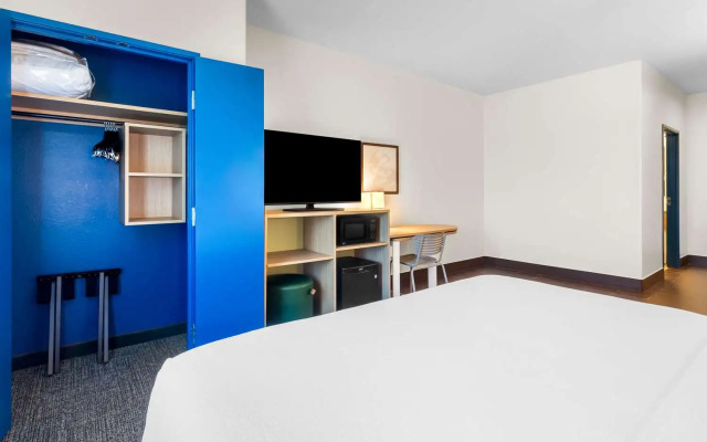 Spark by Hilton Pearland (H)