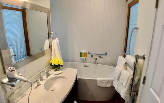 Camden Riverhouse Hotel