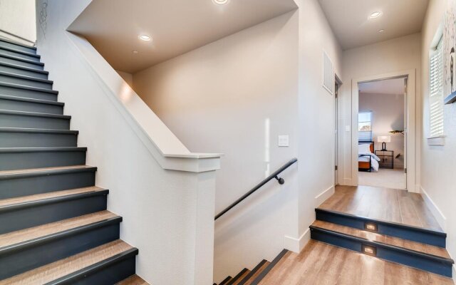 Fancy Townhome Near Old Town, Breweries and River!